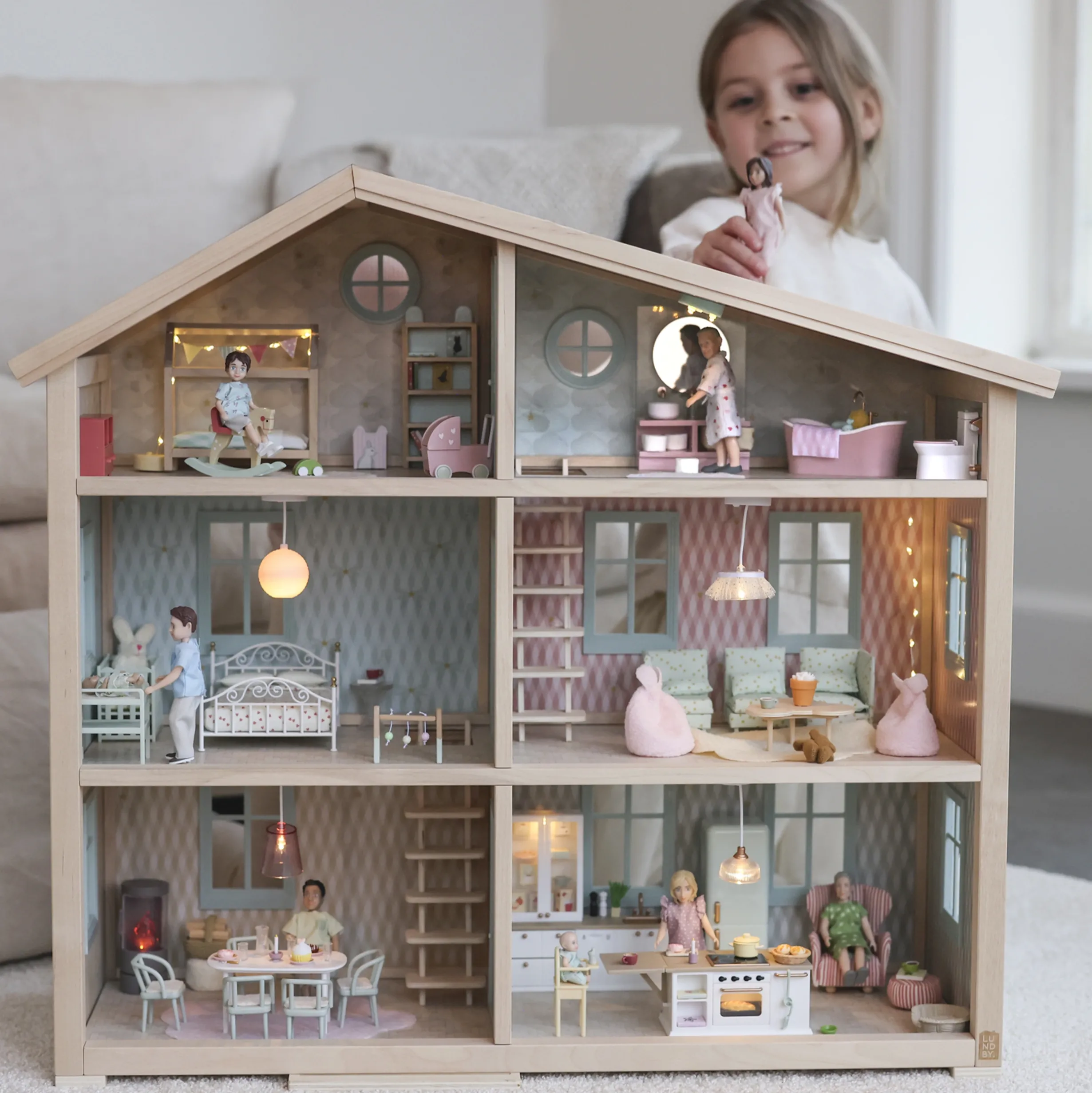 LUNDBY DOCKHUSBELYSNING RISLAMPOR